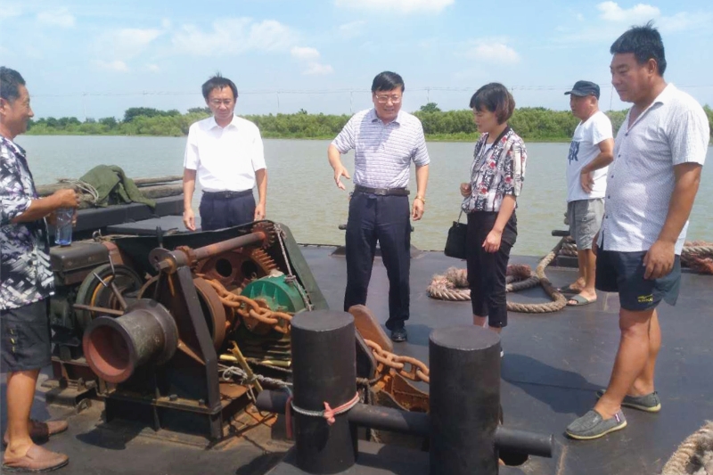 公司黨委委員、總經(jīng)理馬剛率隊深入船隊為船員“送清涼”